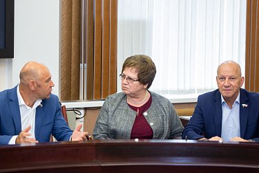 Александр Куниловский встретился с депутатами, работающими на постоянной основе